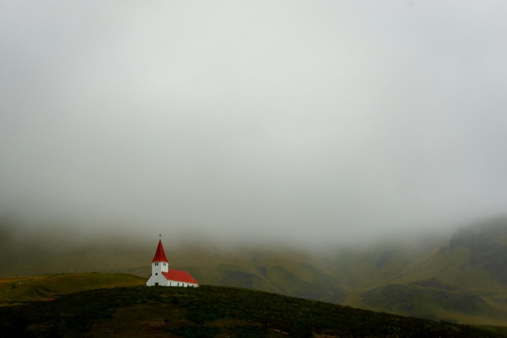 Islande Attractions : Vik église blanche et plage noire