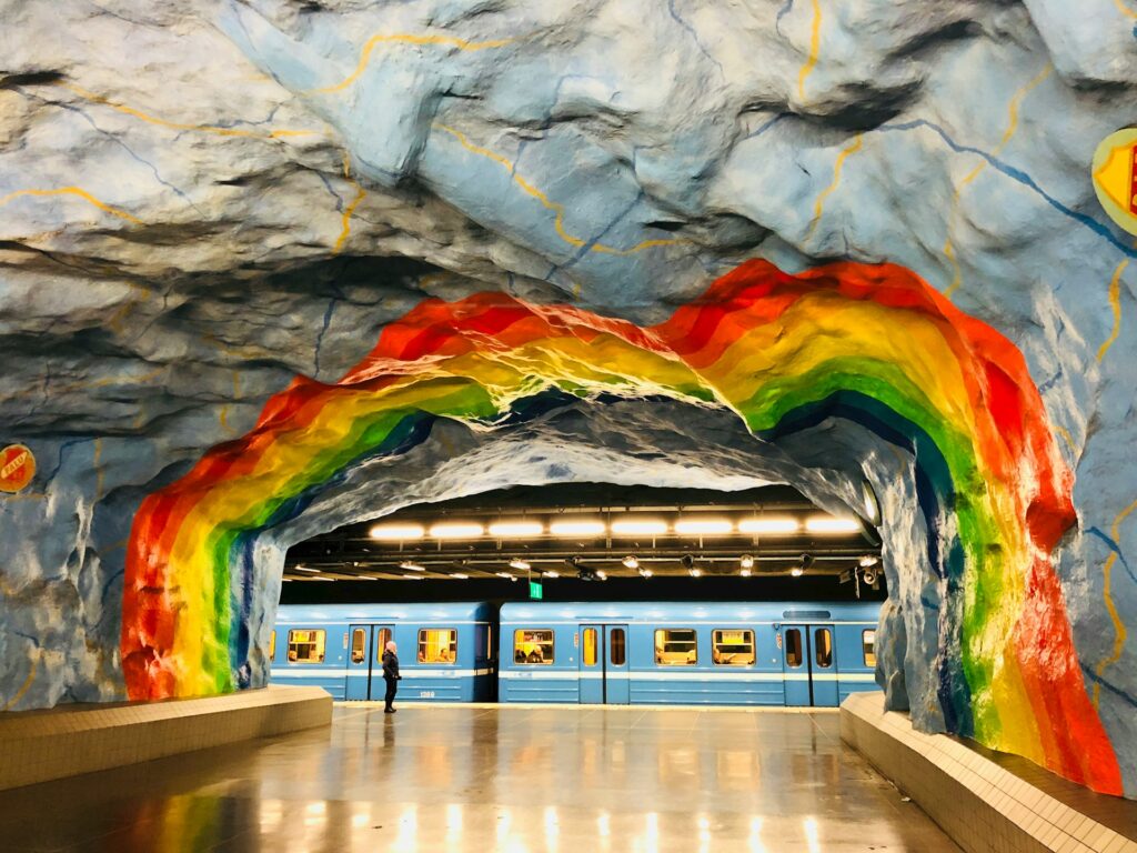 Stockholm : une station de métro colorée