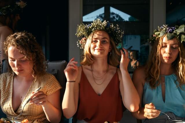 Jours fériés en Suède : des femmes avec des couronnes de fleurs à Midsommar