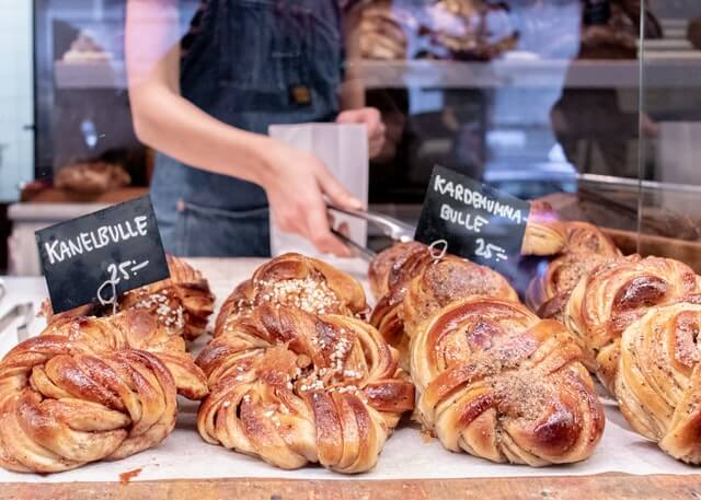 Kanelbulle : Brioches à la cannelle dans une boulangerie suédoise