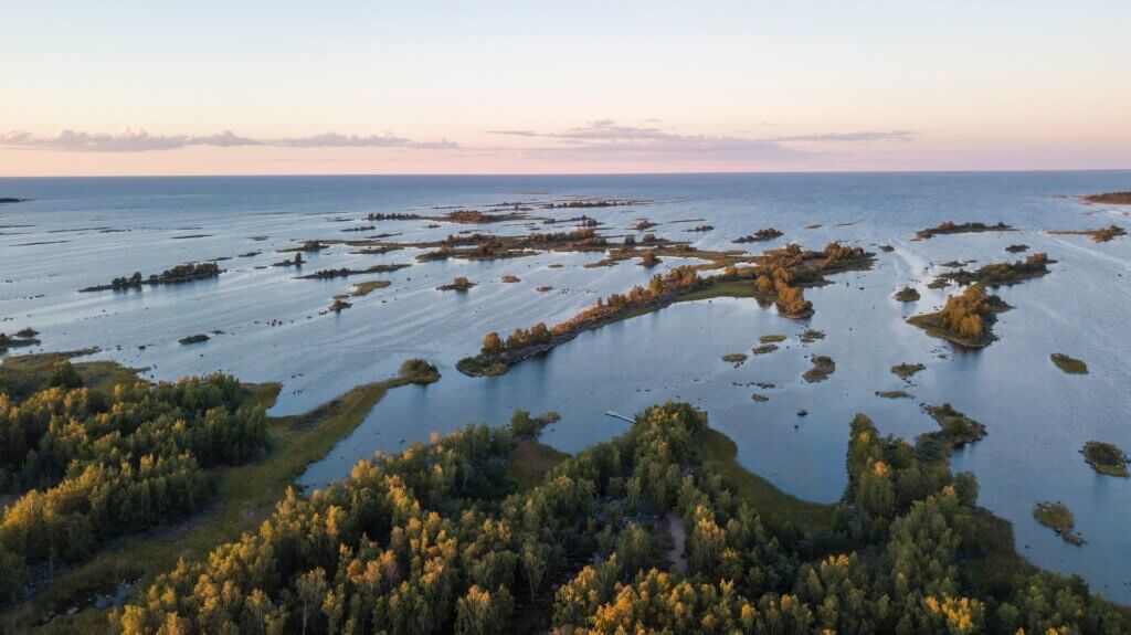 Beaucoup d'îles dans l'archipel des côtes finlandaises