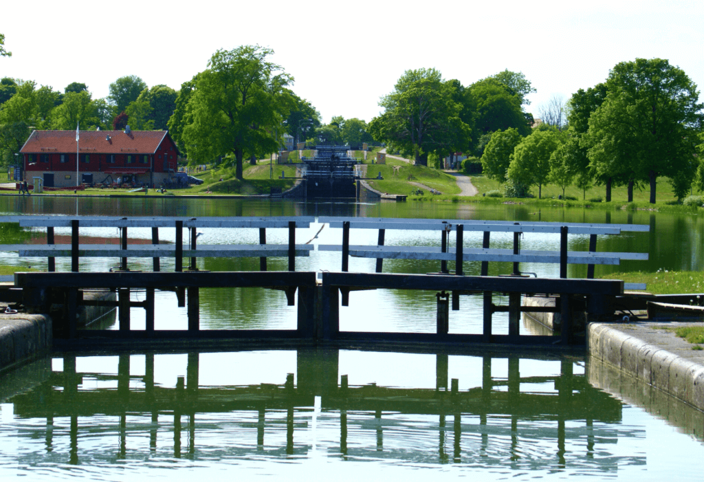 Un escalier d'écluse du canal Göta en Suède