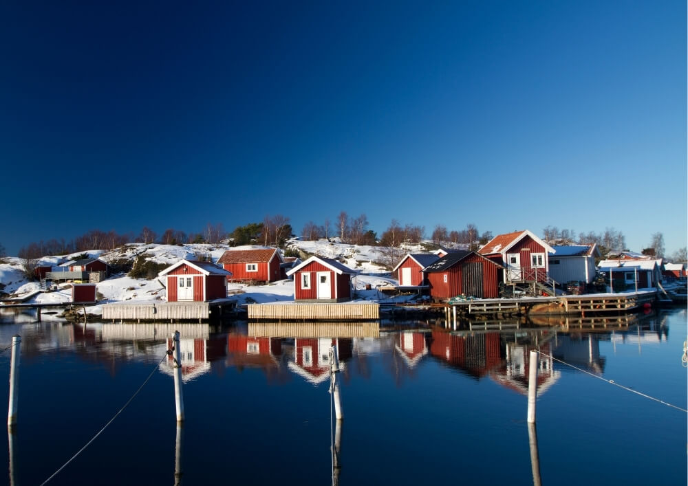 Petites maisons rouges dans l'archipel de Göteborg