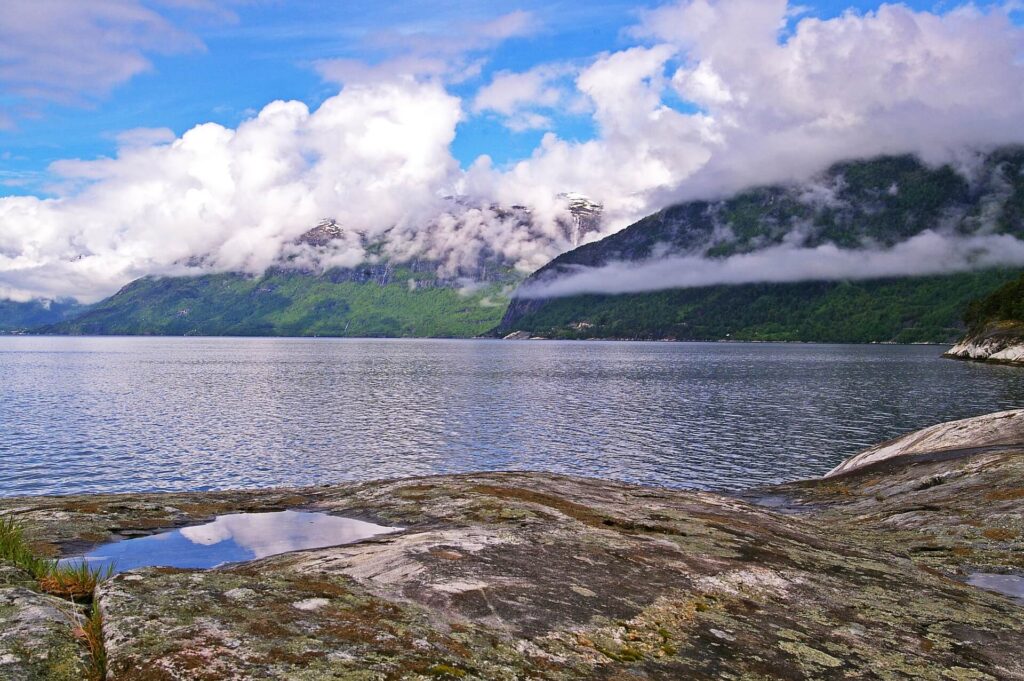 Voyager activement le long et sur le Hardangerfjord