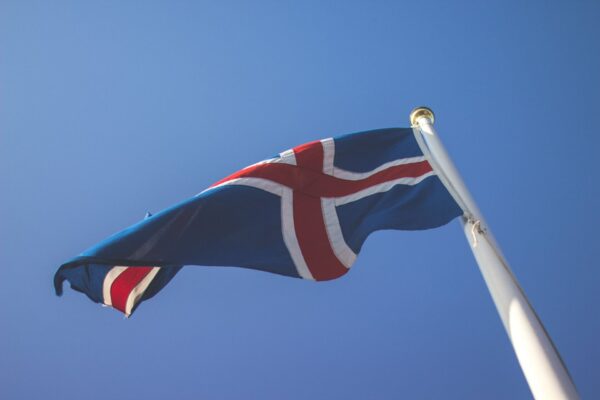 Le drapeau d’Islande : apparence, signification et histoire du drapeau islandais