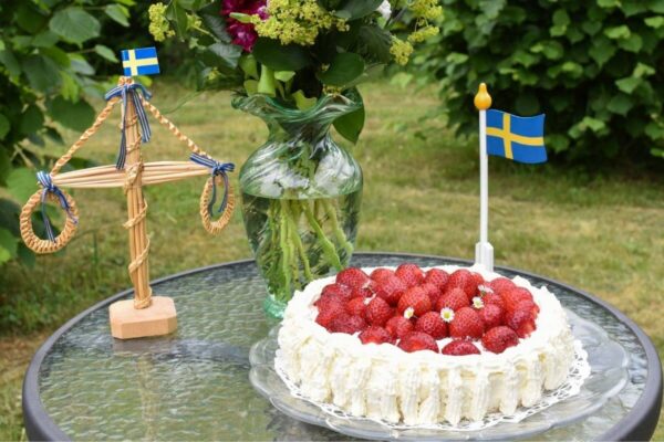 Jordgubbstårta : Gâteau suédois aux fraises