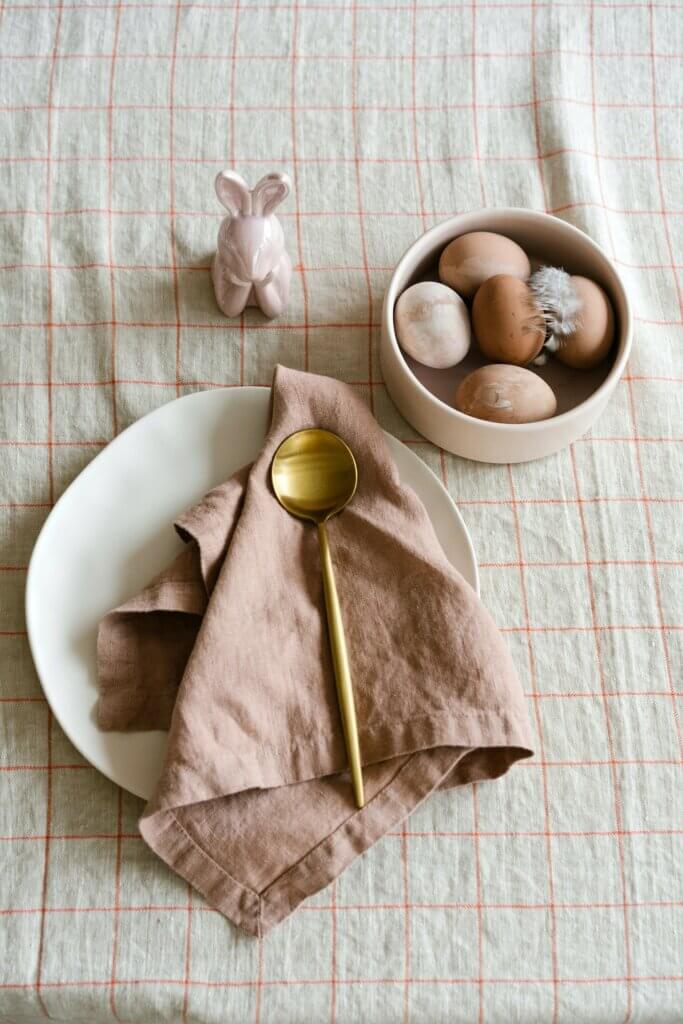 Décoration de Pâques scandinave : vaisselles et œufs