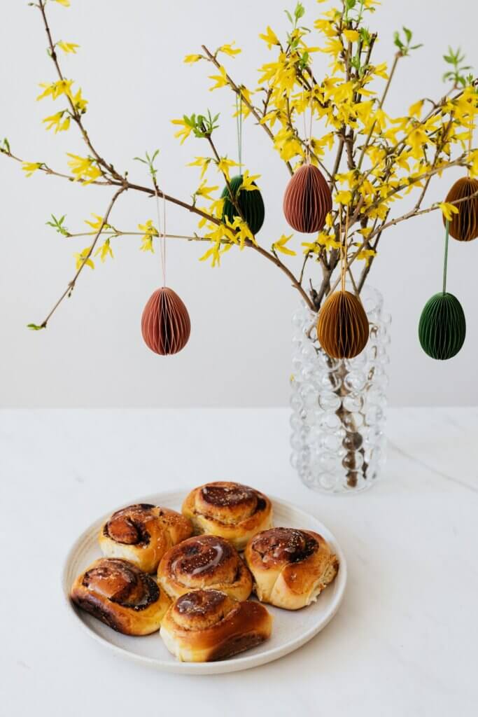 Décoration de Pâques scandinave : brioches à la cannelle sous le sapin de Pâques