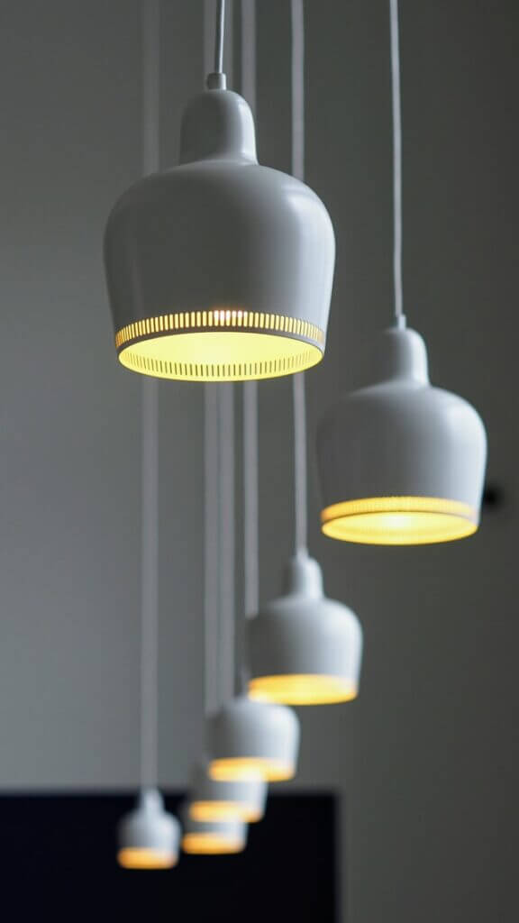 Design scandinave : Lampe suspendue A 330 d'Alvar Aalto pour Artek