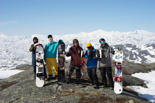 Stations de ski en Suède : un groupe de skieurs et de snowboarders