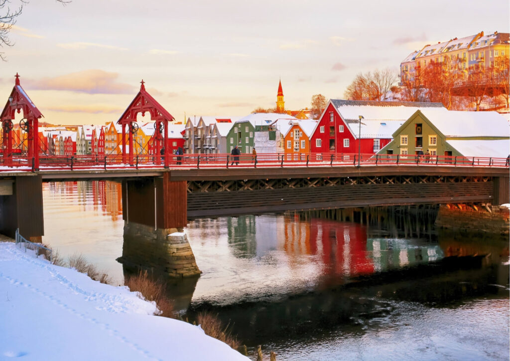 Destinations en Norvège : Trondheim avec ses maisons en bois colorées.