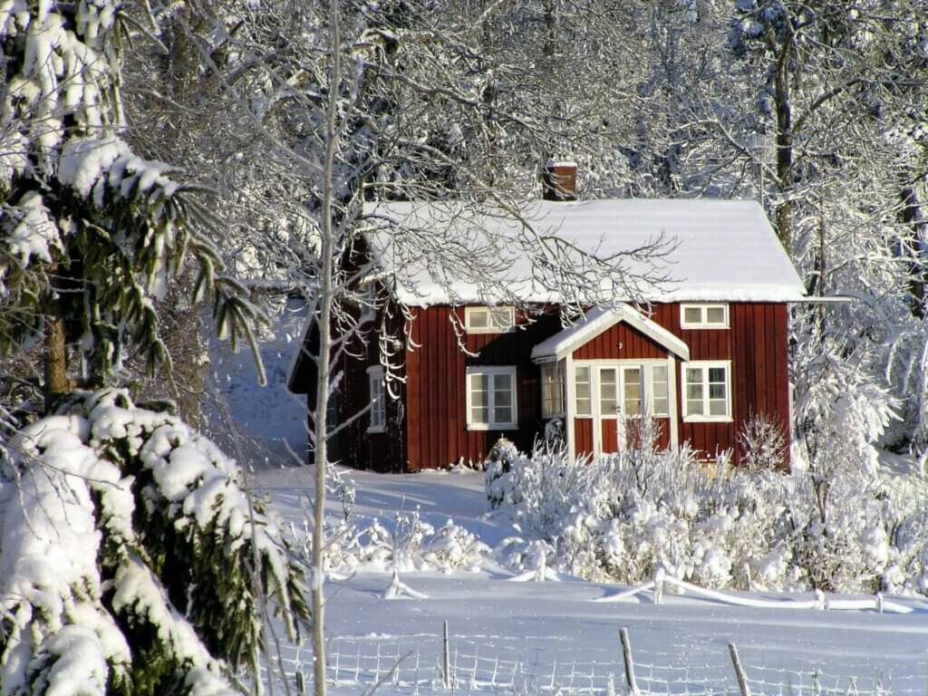 Vacances d'hiver en Suède : une petite maison rouge en Småland en hiver
