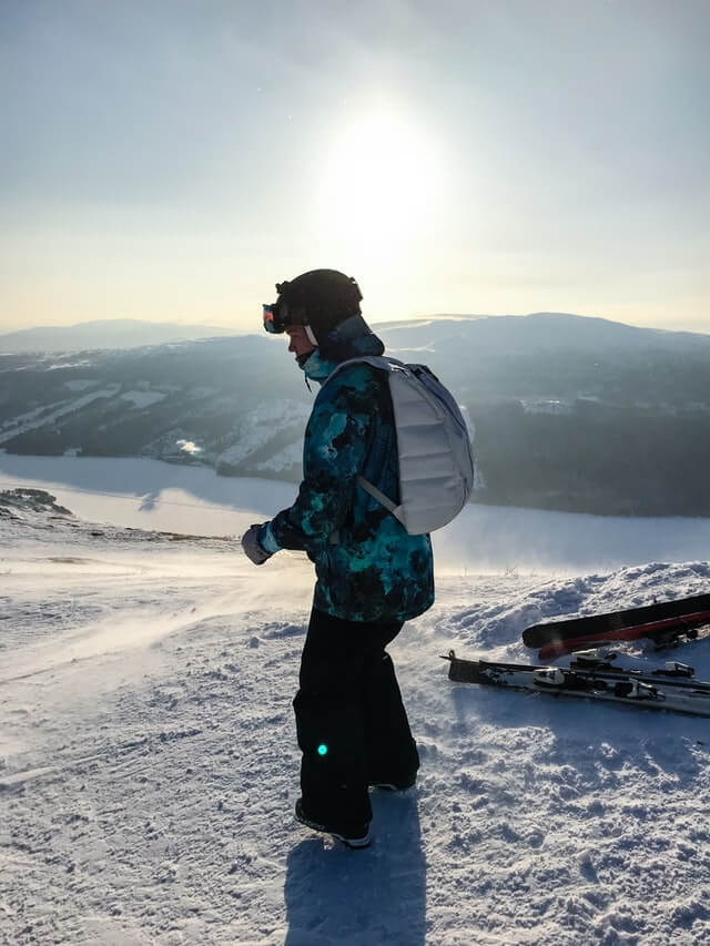 Vacances d'hiver en Suède : un skieur 